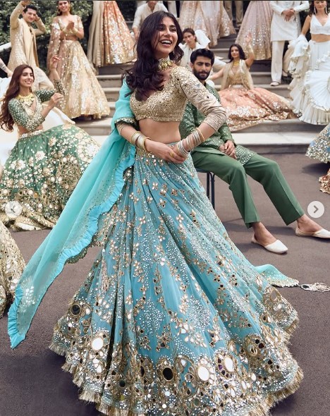 Mirror Lehenga
Handwork Lehenga
Golden Embroidery
Kshkin fashion